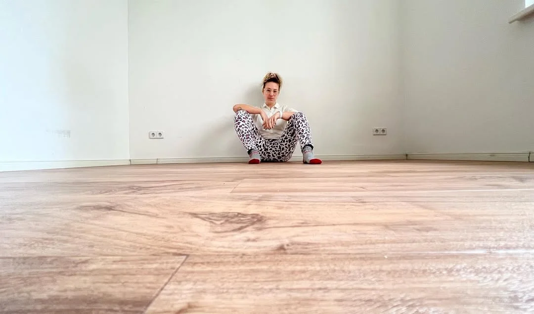 Zoe Barossi sentada sozinha em seu primeiro apartamento em Berlim