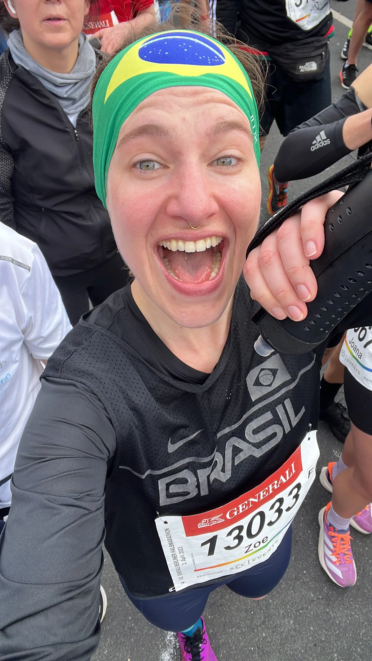 Zoe am Ziel des Berlin Halbmarathon — pure Ekstase