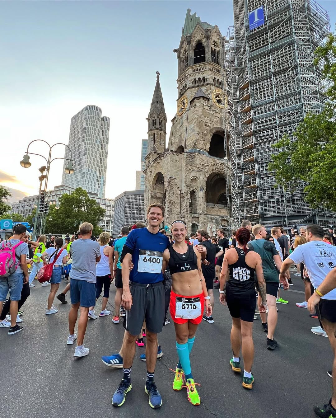 Zoe Barossi após a corrida ARCN 10k em frente à Kaiser-Wilhelm-Gedächtniskirche em Berlim