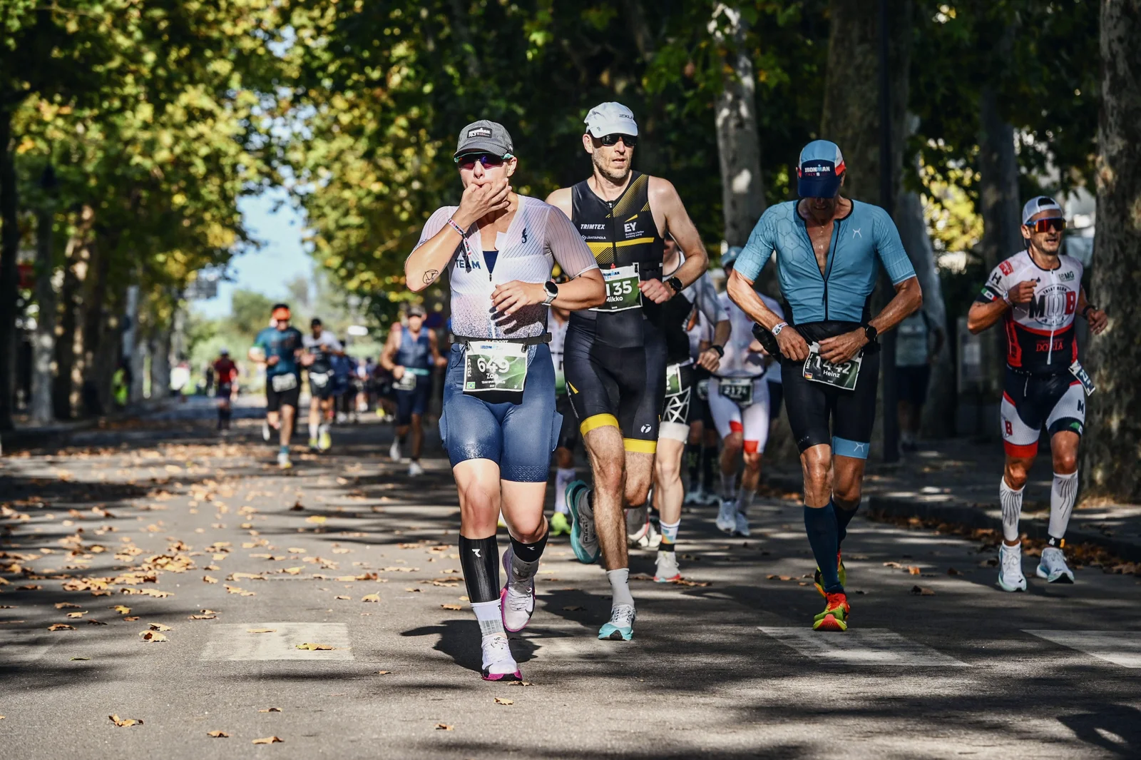 Zoe Barossi correndo a 35°C por Cervia, mão sobre a boca
