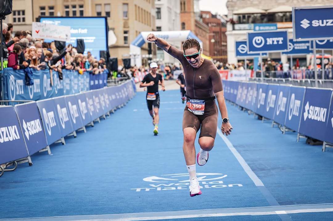 Zoe Barossi saltando na linha de chegada da WTCS Hamburgo 2025