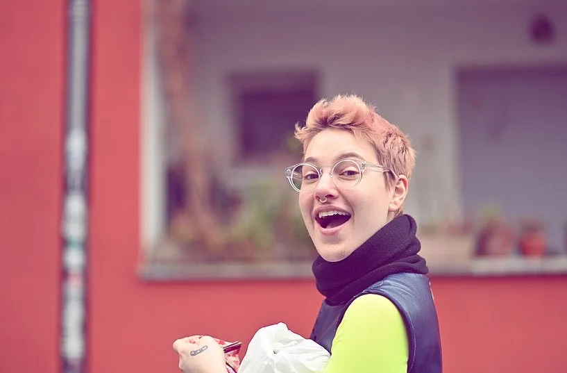 Zoe in den ersten Jahren in Berlin — kurze Haare, lachendes Gesicht